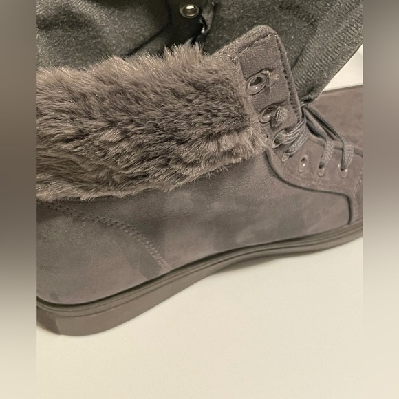 Faux Fur Gray Lace Up Style Wedge Insole Winter Boots Women’s various sizes NIB - Picture 12 of 14